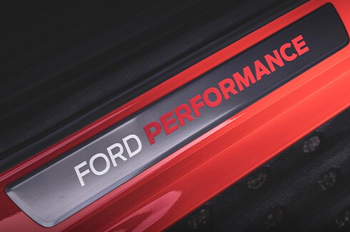 Equipamiento exclusivo y distintivos Performance en Pickup 4x4 Deportiva Ford Ranger Raptor 2025